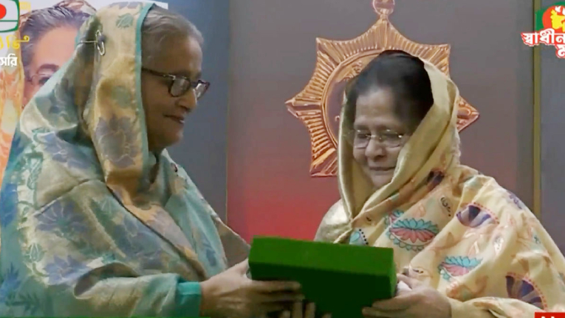 স্বাধীনতা পুরস্কার দিচ্ছেন প্রধানমন্ত্রী শেখ হাসিনা