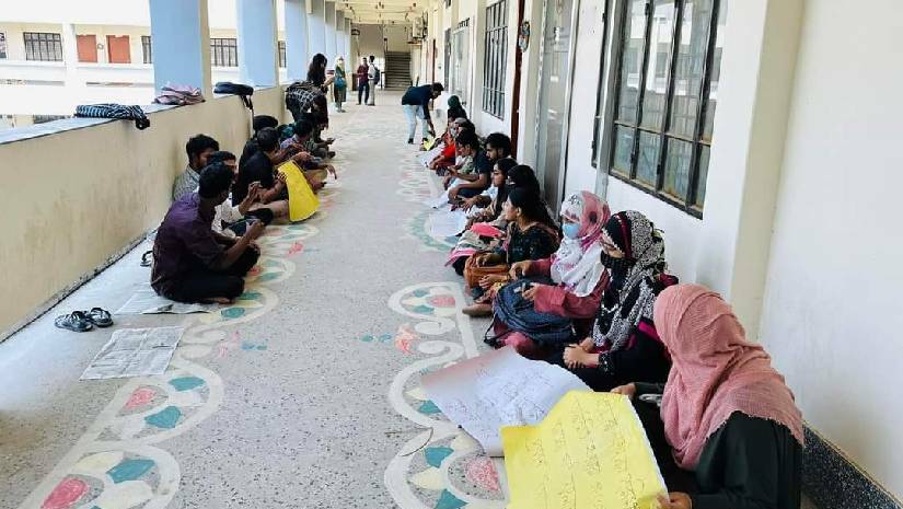 সেশনজটের প্রতিবাদে বিভাগের সভাপতির কক্ষে তালা, আমরণ অনশন