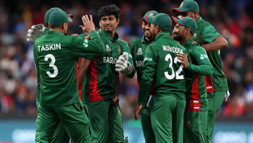 উইকেট শিকারের পর সতীর্থদের সঙ্গে উদযাপন করছেন বাংলাদেশি পেসার হাসান মাহমুদ