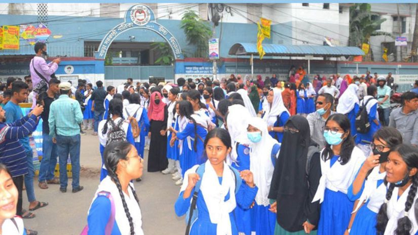 আন্দোলনরত ছাত্রীরা
