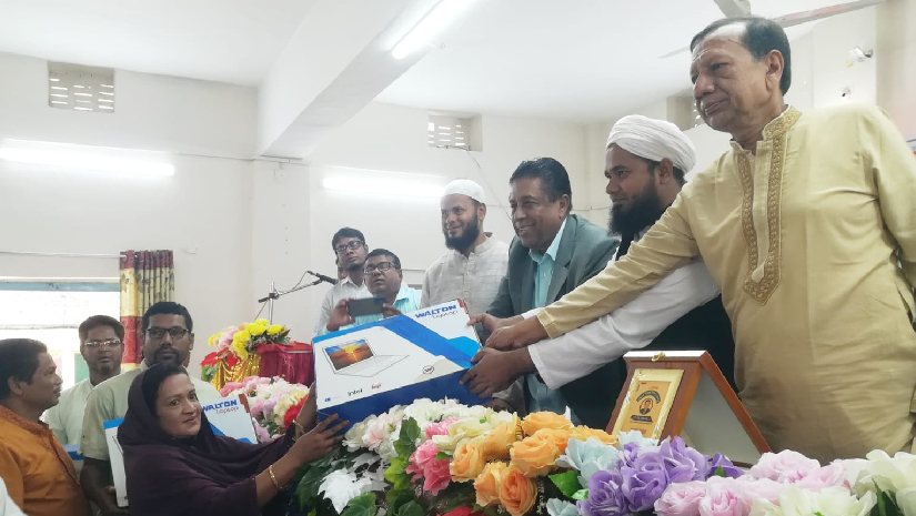বরগুনার আমতলীতে প্রাথমিক বিদ্যালয়গুলোর মাঝে ল্যাপটপ বিতরণ অনুষ্ঠান