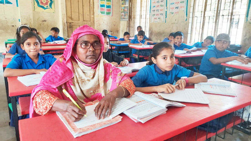 ৫১ বছরেও স্কুলে নিয়মিত  ঝিনাইদহের  হাসিনা খাতুন