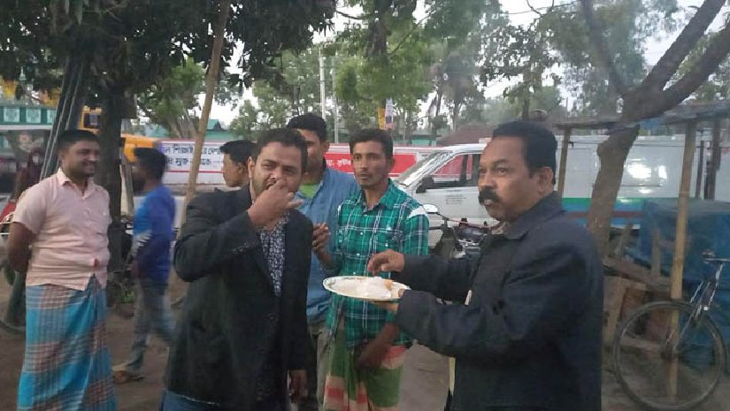 আওয়ামীলীগ নেতার গ্রেফতারে এলাকায় মিষ্টি বিতরণ