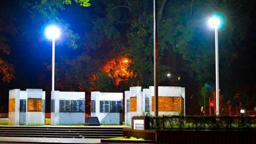 ২৫ মার্চ কালরাত্রির স্মরণে ঢাকা বিশ্ববিদ্যালয়ের স্মৃতি চিরন্তন। এর নামফলকে বিশ্ববিদ্যালয়ের ১৯৪ জন শহীদের নাম রয়েছে।