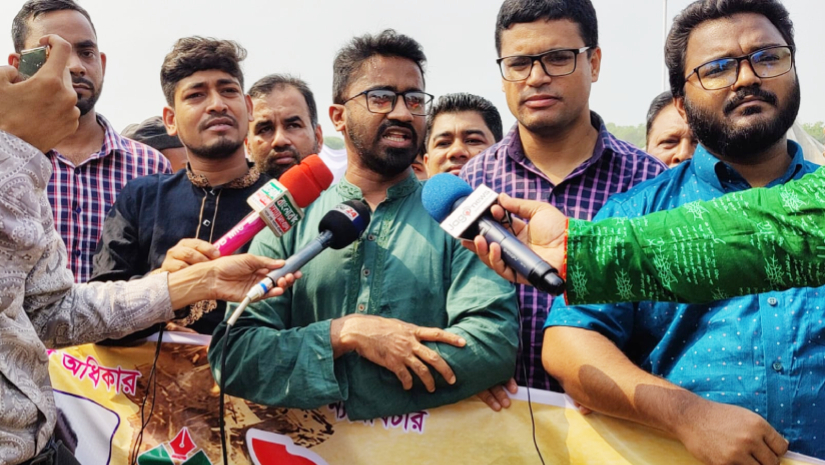 সাংবাদিকদের সঙ্গে কথা বলছেন গণঅধিকার পরিষদের যুগ্ম আহ্বায়ক মুহাম্মদ রাশেদ খান