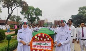 ৬০ ফিট পতাকা নিয়ে স্মৃতিসৌধে তরুণ শিক্ষার্থীদের শ্রদ্ধা