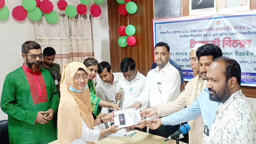 ট্যাব নিচ্ছেন এক শিক্ষার্থী