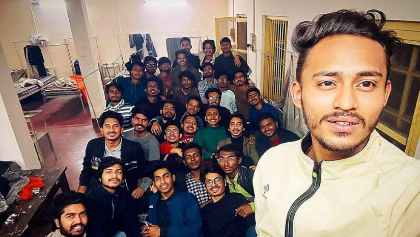 ঢাকা বিশ্ববিদ্যালয় মেডিকেল সেন্টারে প্রলয় গ্যাংয়ের সদস্যরা