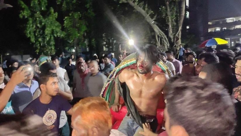 কবি জসীমউদ্‌দীন হলের সামনে জোবায়ের ইবনে হুমায়ুনকে মারধর করা হয়