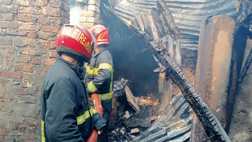 মহাখালীর সাততলা বস্তিতে আগুন নিয়ন্ত্রণে