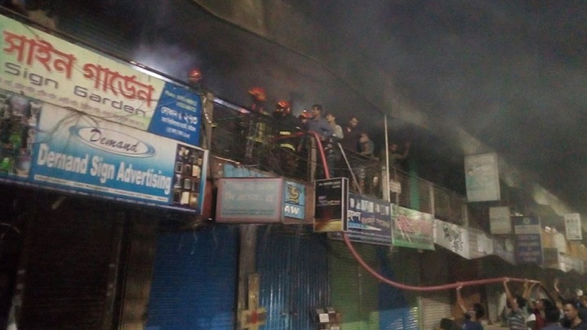 রাজধানীর কাটাবনের বাটা সিগন্যালে ভয়াবহ আগুন