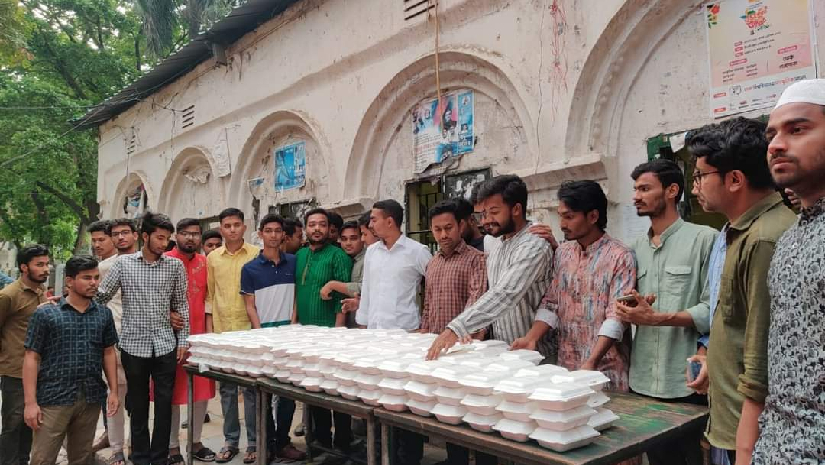 মধুর ক্যান্টিনের সামনে ইফতার বিতরণ করছে ঢাকা বিশ্ববিদ্যালয় শাখা ছাত্রলীগ