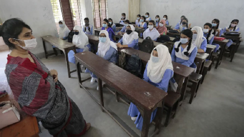 ক্লাস নিচ্ছেন শিক্ষক