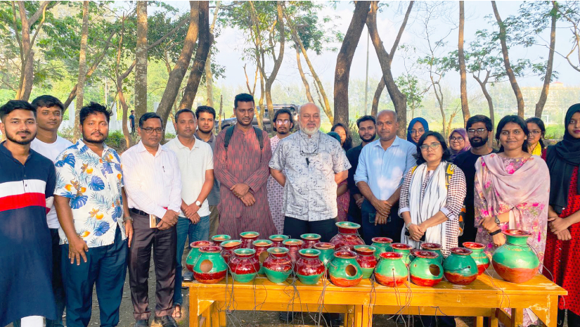 নোবিপ্রবির ময়নাদ্বীপ সংলগ্ন শান্তিনিকেতনে পাখির নিরাপদ আবাসস্থল করতে গাছে গাছে মাটির হাড়ি স্থাপন করা হয়েছে।