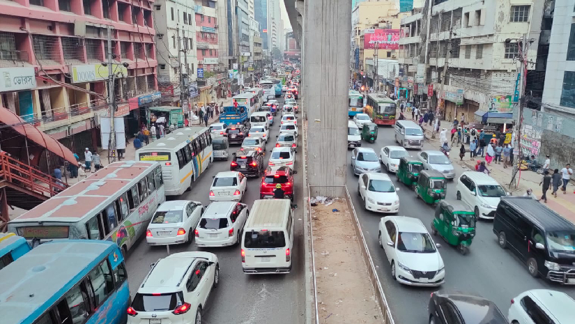 ইফতারে আগে সড়কে গাড়ির বাড়তি চাপ ।