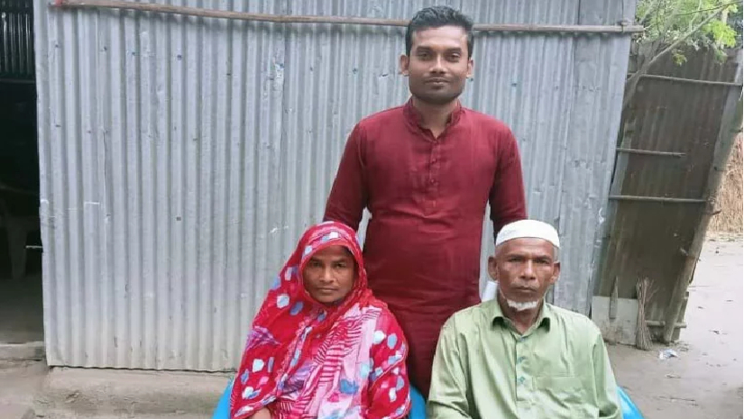 মা-বাবার সাথে মো. মমিনুর রহমান