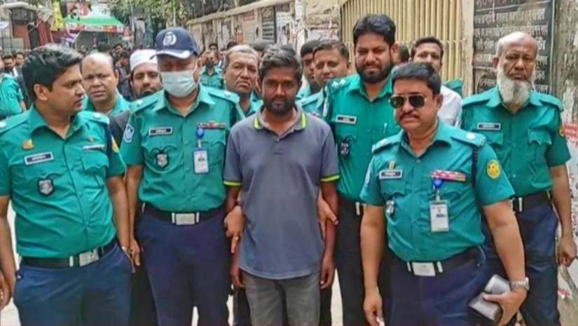 আদালত প্রাঙ্গনে প্রথম আলোর সাভার প্রতিনিধি শামসুজ্জামান