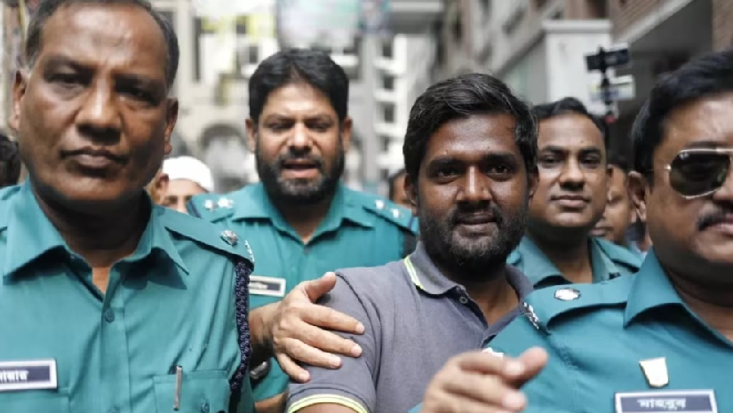আদালত প্রাঙ্গনে প্রথম আলোর প্রতিবেদক শামসুজ্জামান শামস