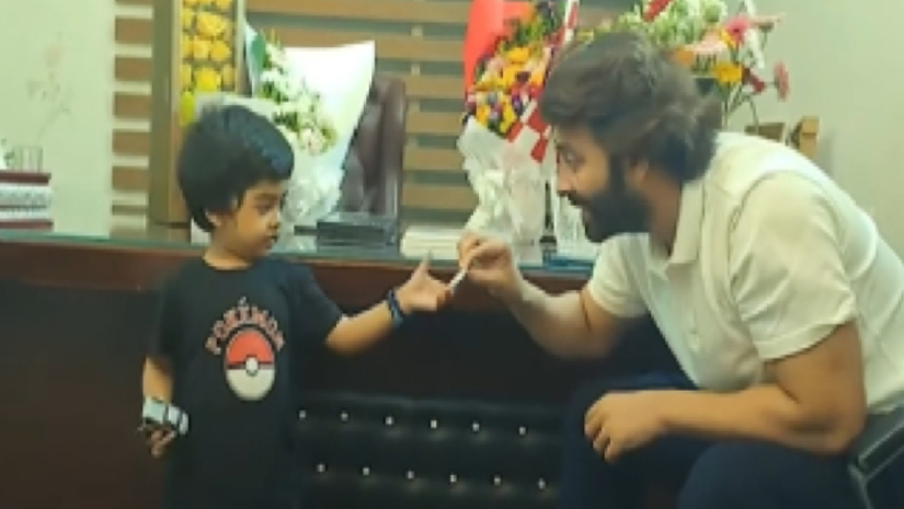 বীরের সঙ্গে খুনসুটি করছেন শাকিব