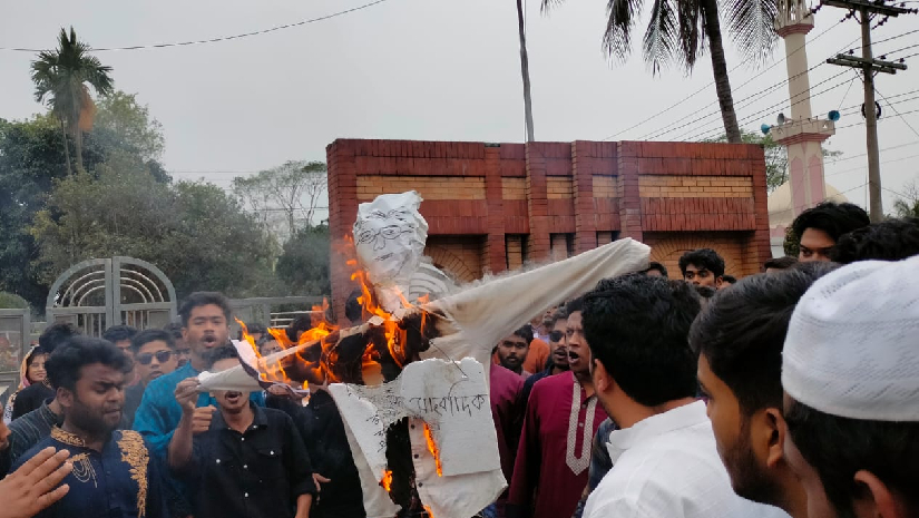 প্রথম আলো সম্পাদক মতিউর রহমানের কুশপুত্তলিকা দাহ করল জাবি ছাত্রলগের নেতাকর্মীরা