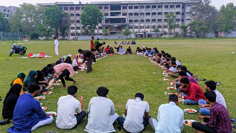 ইবির ক্রিকেট মাঠে শিক্ষার্থীদের ইফতার আয়োজন