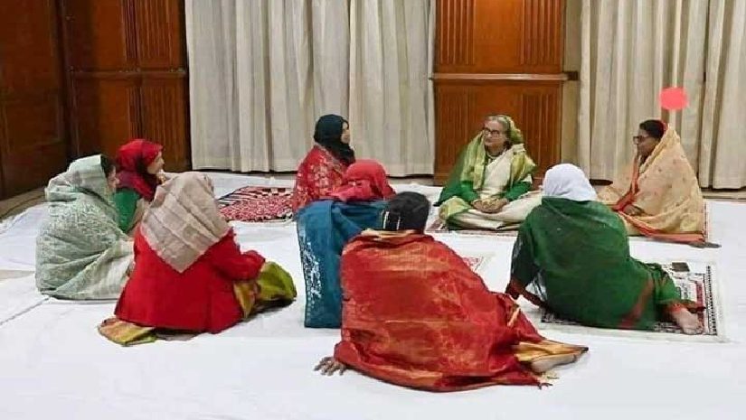 নামাজ শেষে জায়নামাজে প্রধানমন্ত্রী