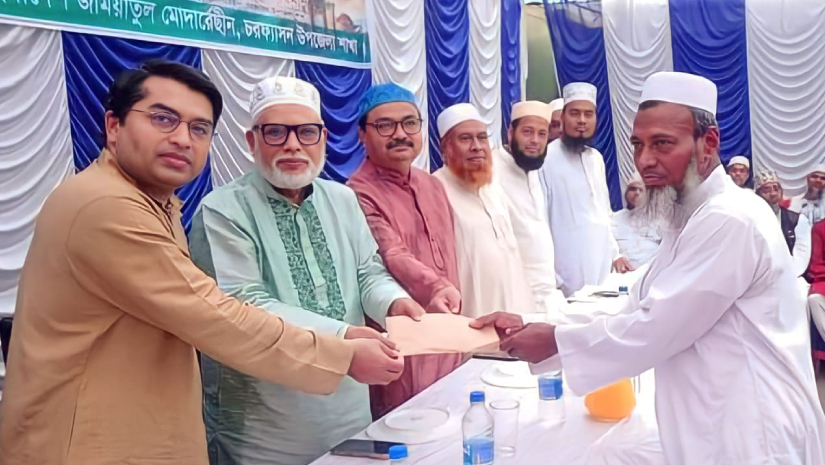 শিক্ষকদের হাতে টাকার চেক তুলে দেওয়া হচ্ছে।