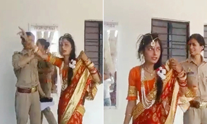 স্বামী-প্রেমিকের সাথে একসঙ্গে ঘর করার দাবি নিয়ে থানায় তরুণী