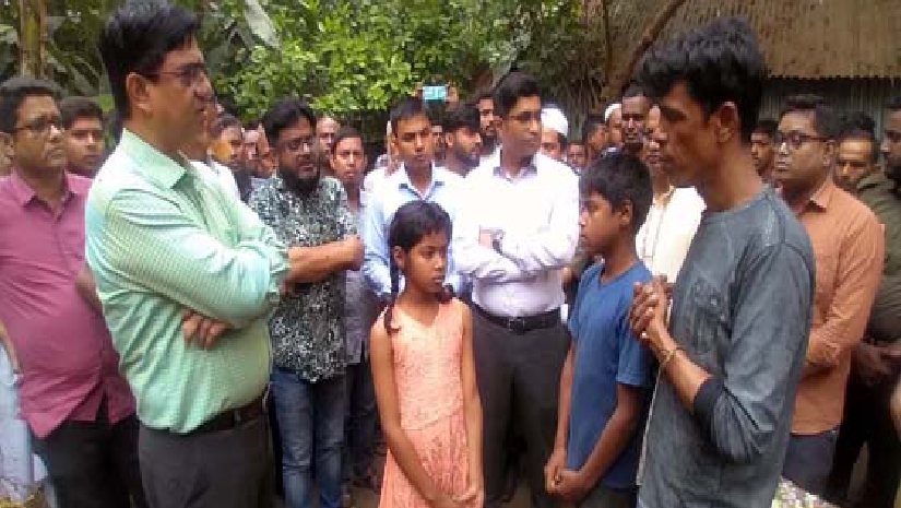 বাবা-ছেলের সাথে কথা বলছেন জেলা প্রশাসক