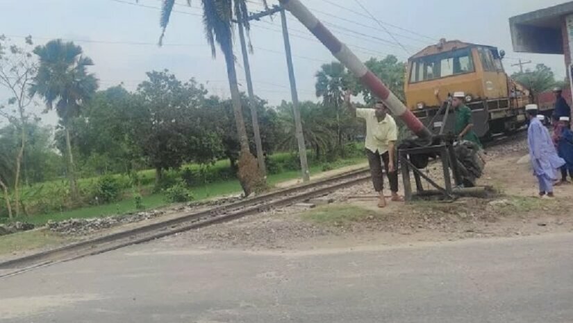 রেলগেটের সিগন্যাল নামাতে নামাতে ট্রেন পার হয়ে যায়