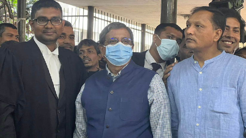 আদালত প্রাঙ্গণে প্রথম আলো সম্পাদক মতিউর রহমান