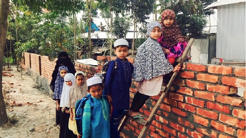 মই বেয়ে মাদ্রাসায় যাচ্ছেন শিক্ষার্থীরা