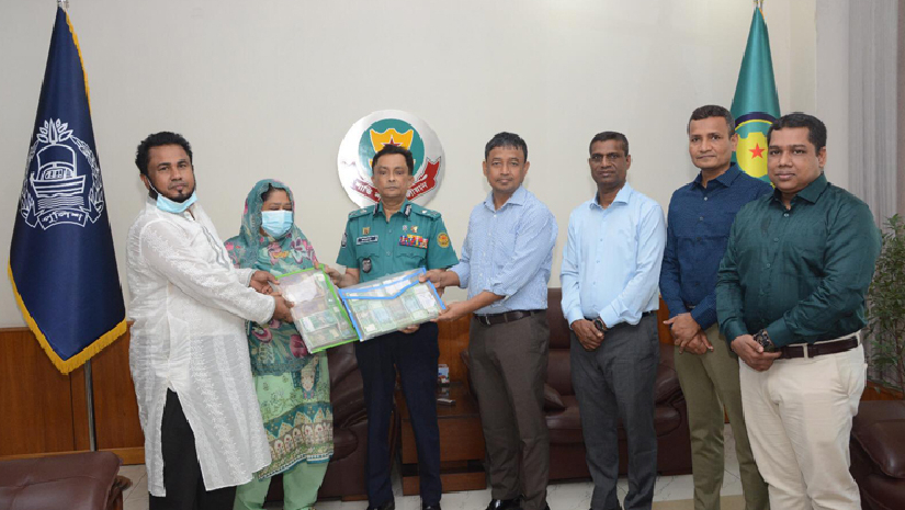 উদ্ধার হওয়া মালামাল বুঝিয়ে দিচ্ছেন পুলিশের কর্মকর্তারা