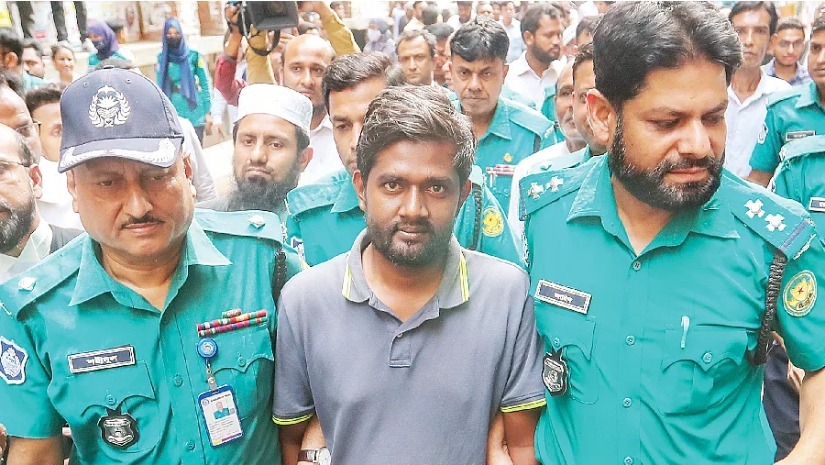 আদালত প্রাঙ্গণে প্রথম আলো সাংবাদিক শামসুজ্জামান শামস