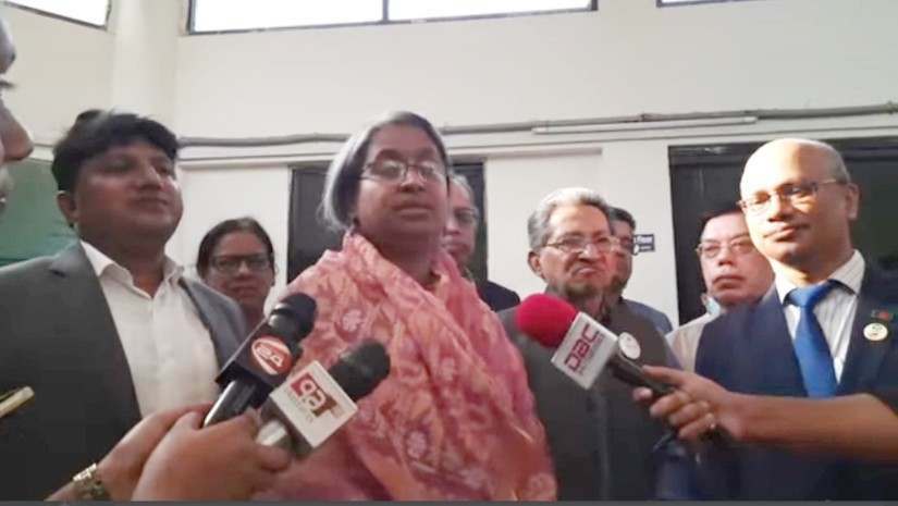 সভা শেষে সাংবাদিকদের সাথে কথা বলছেন শিক্ষামন্ত্রী।
