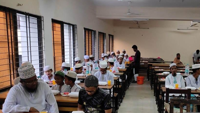 কুবিতে সুবিধাবঞ্চিত শিশুদের নিয়ে নটর ডেমিয়ান পরিবারের ইফতার