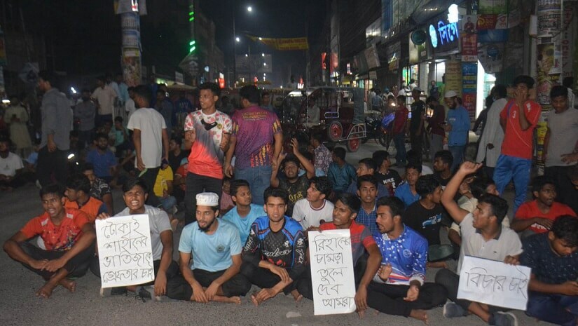 সালাম না দেওয়ায় ছাত্রকে স্ট্যাম্প দিয়ে পিটুনি, ভেঙেছে পা