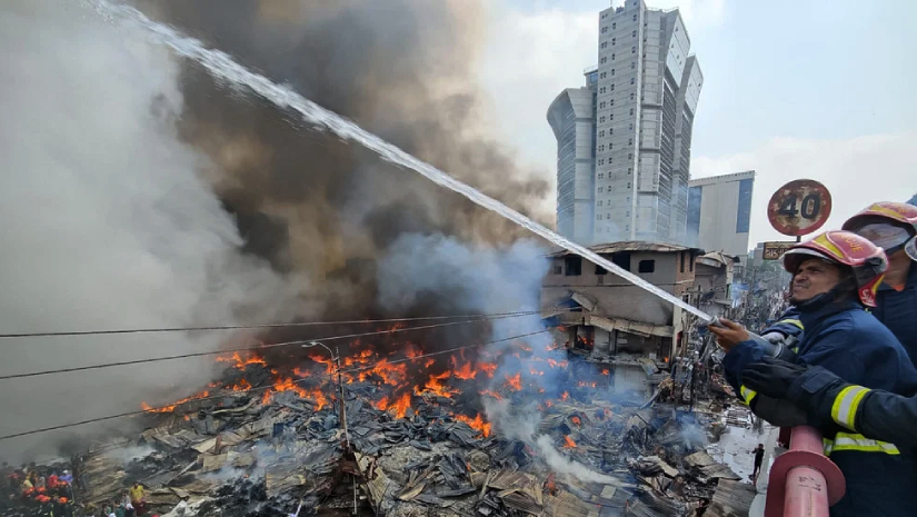 এদিন ভোর ৬টা ১০ মিনিটে আগুন লাগার খবর পায় ফায়ার সার্ভিস