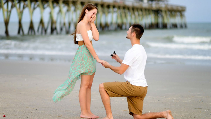 বৃষ্টিতে হাঁটু গেড়ে ২১ ঘন্টা বসেছিলেন প্রেমিক