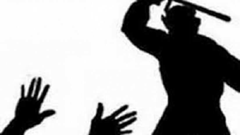 ছাত্রকে শাসন করায় শিক্ষিকার চুলের মুঠি ধরে পেটানোর অভিযোগ উঠেছে অভিভাবকের বিরুদ্ধে