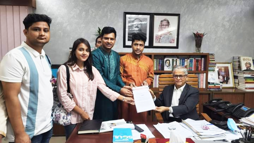 অধ্যাপক ইমতিয়াজের বিরুদ্ধে ব্যবস্থা নিতে ঢাবি ছাত্রলীগের স্মারকলিপি 
