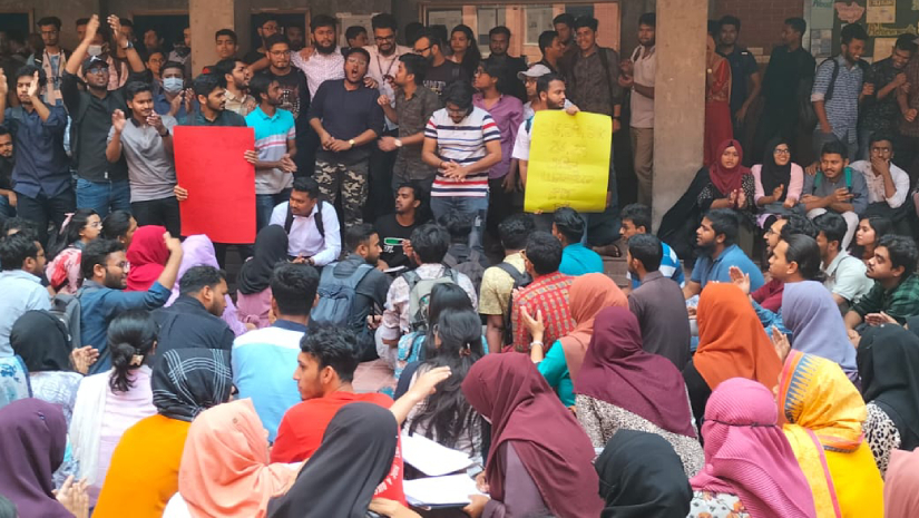 ঈদুল ফিতরের ছুটি বাড়ানোর দাবিতে শিক্ষার্থীদের আন্দোলন।