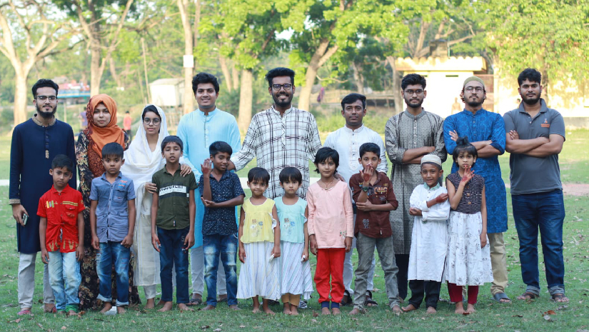 সুবিধাবঞ্চিত শিশুদের সাথে ক্যারিয়ার ক্লাবের সদস্যরা