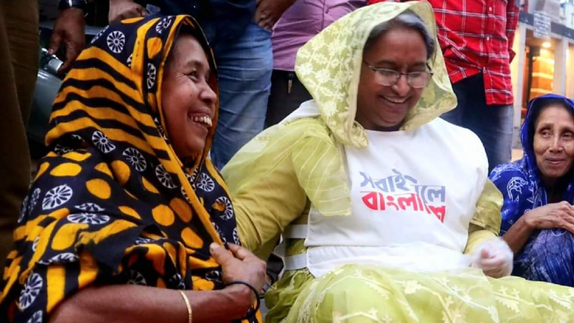 ফুটপাথে ইফতার শিক্ষামন্ত্রীর