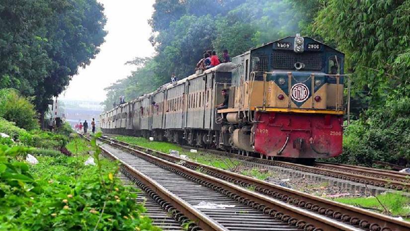 চলন্ত ট্রেন