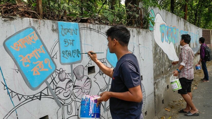 চবির চারুকলার শিক্ষার্থীদের দেয়াল লিখন