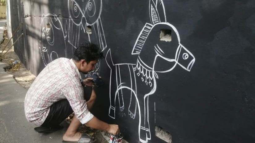 মঙ্গল শোভাযাত্রার প্রস্তুতি নিচ্ছেন চবি চারুকলা ইন্সটিটিউটের শিক্ষার্থীরা