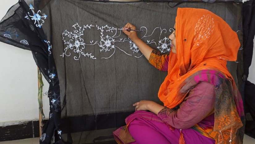 পোশাকে হ্যান্ডপেইন্টিং করছেন নোশীন