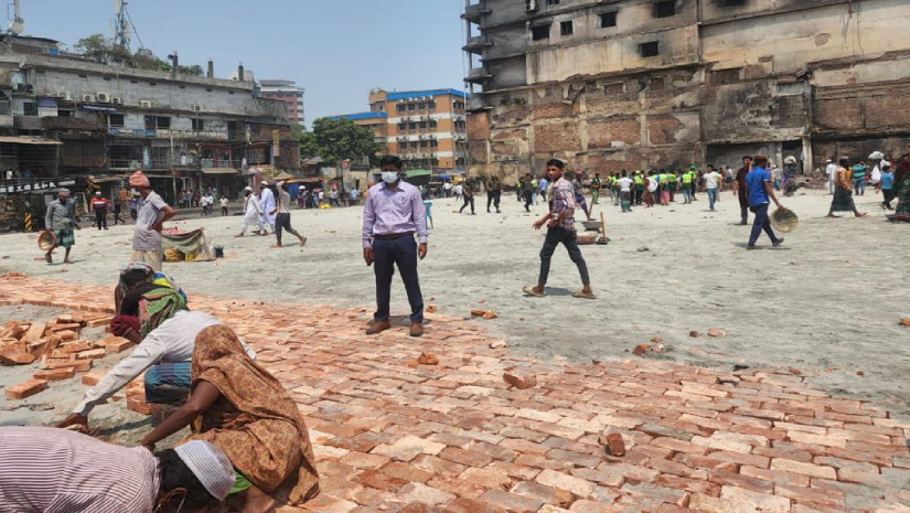 ইট-বালু বিছিয়ে প্রস্তুত করা হচ্ছে বঙ্গবাজার