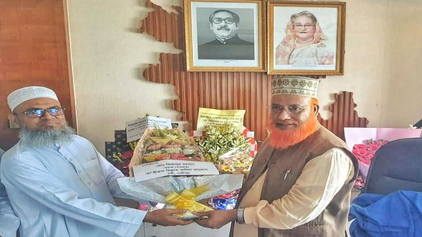 ইসলামি আরবি বিশ্ববিদ্যালয়ের নতুন ভিসিকে ফুলেল শুভেচ্ছা জানিয়েছেন তা’মীরুল মিল্লাত অধ্যক্ষ।